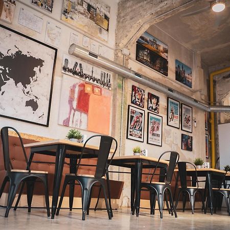 Gallery Hostel Madrid Residencia Extérieur photo