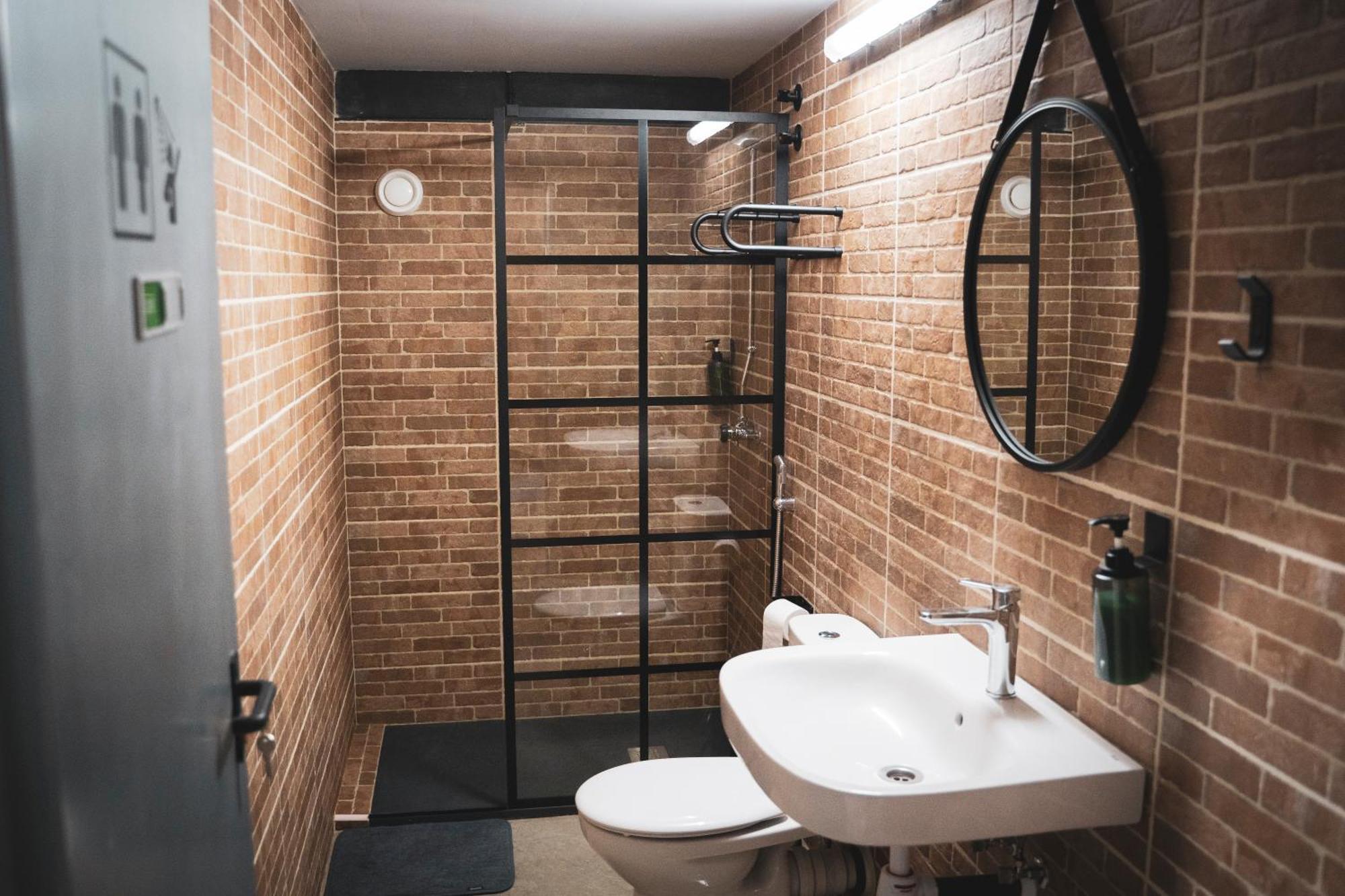 Gallery Hostel Madrid Residencia Extérieur photo